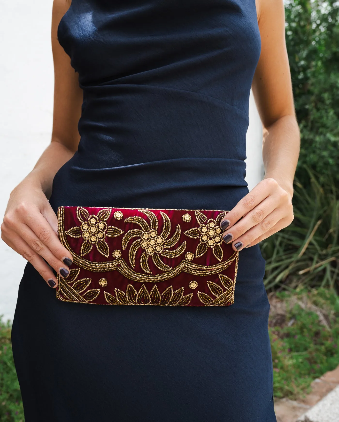 Clutch Indio Laila Flores Rectangular Terciopelo Burdeo