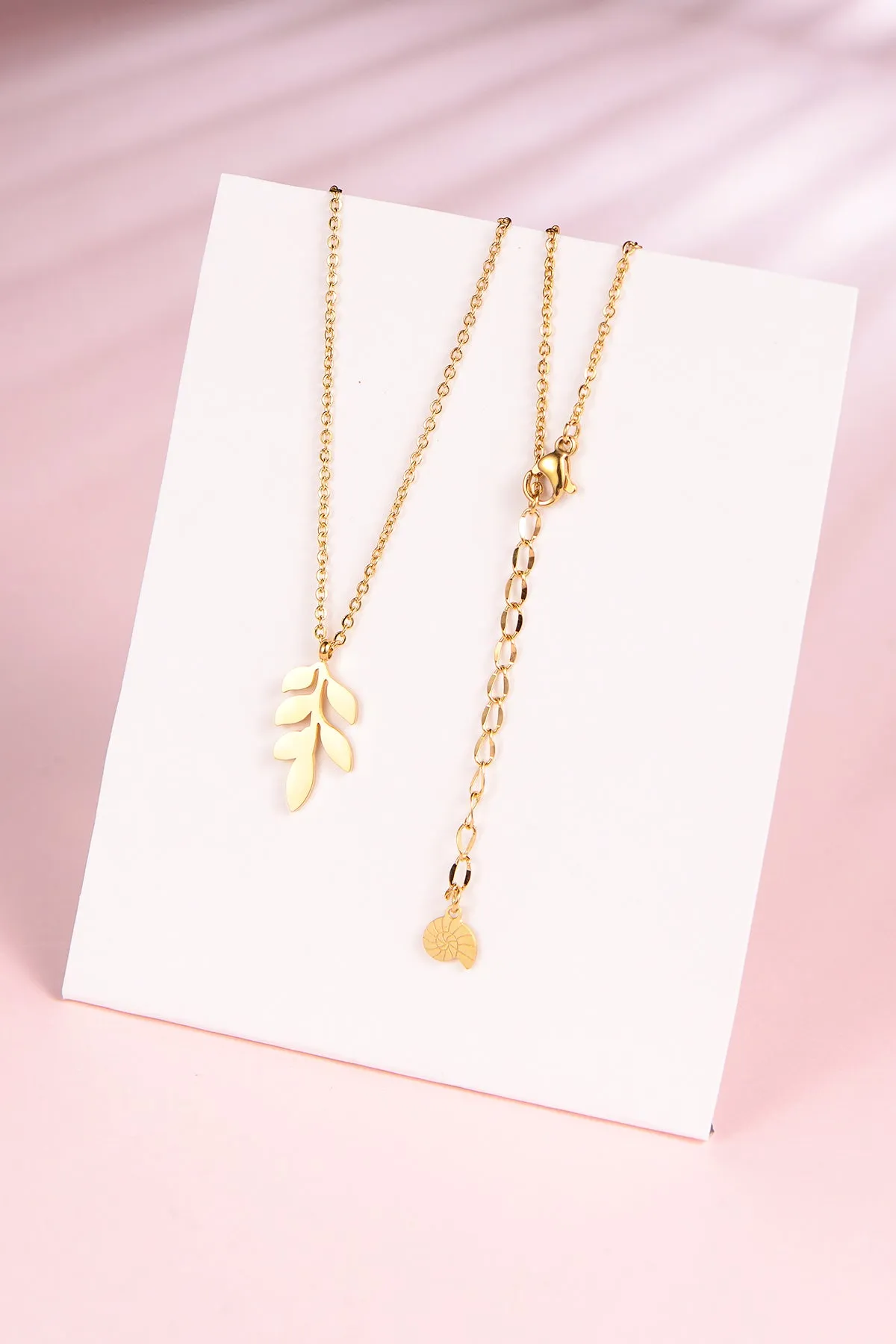 Pretty Leaf Necklace Gold