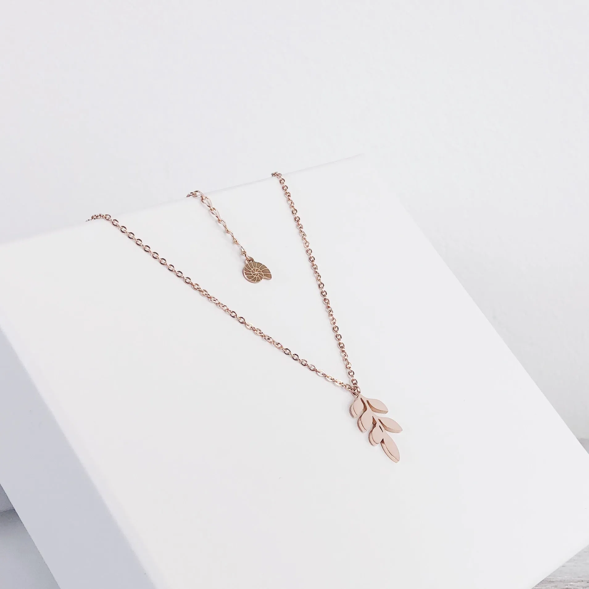 Pretty Leaf Necklace Rose Gold